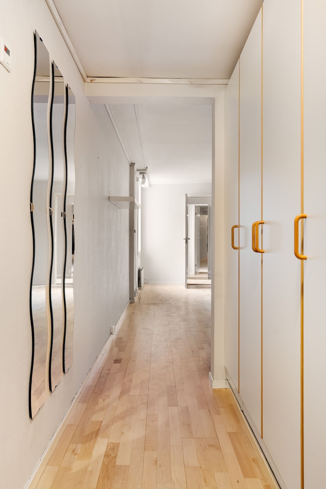 Lys entré på 5,5 kvm med integrert garderobeløsning for rikelig med oppbevaringsplass. Galleribilde