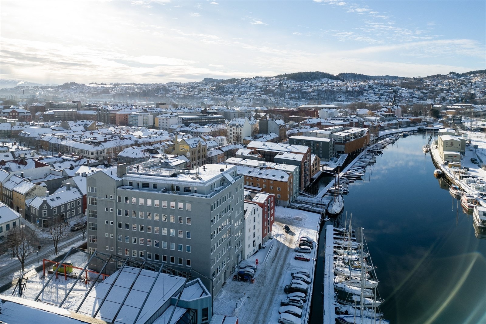Flott beliggenhet ved idylliske Nidelva, naturskjønne omgivelser like utenfor døren. Galleribilde