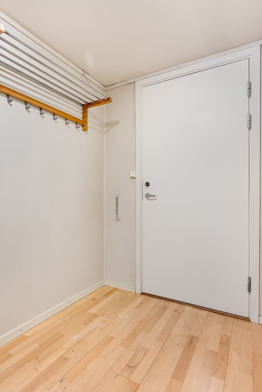 Leiligheten ønsker deg velkommen med en lys entré i behagelige fargetoner. Galleribilde