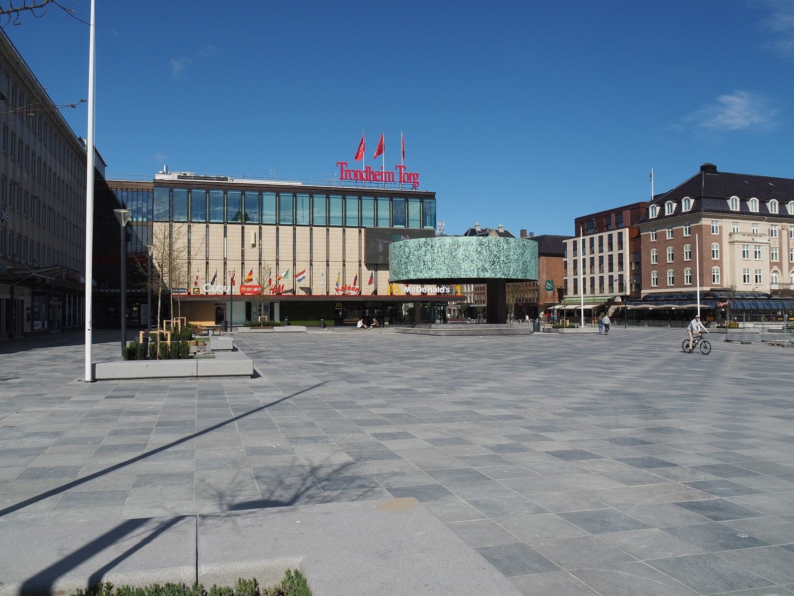 I gangavstand fra boligen finner vi Trondheim Torg med sine mange butikker, caféer og servicetilbud. Galleribilde