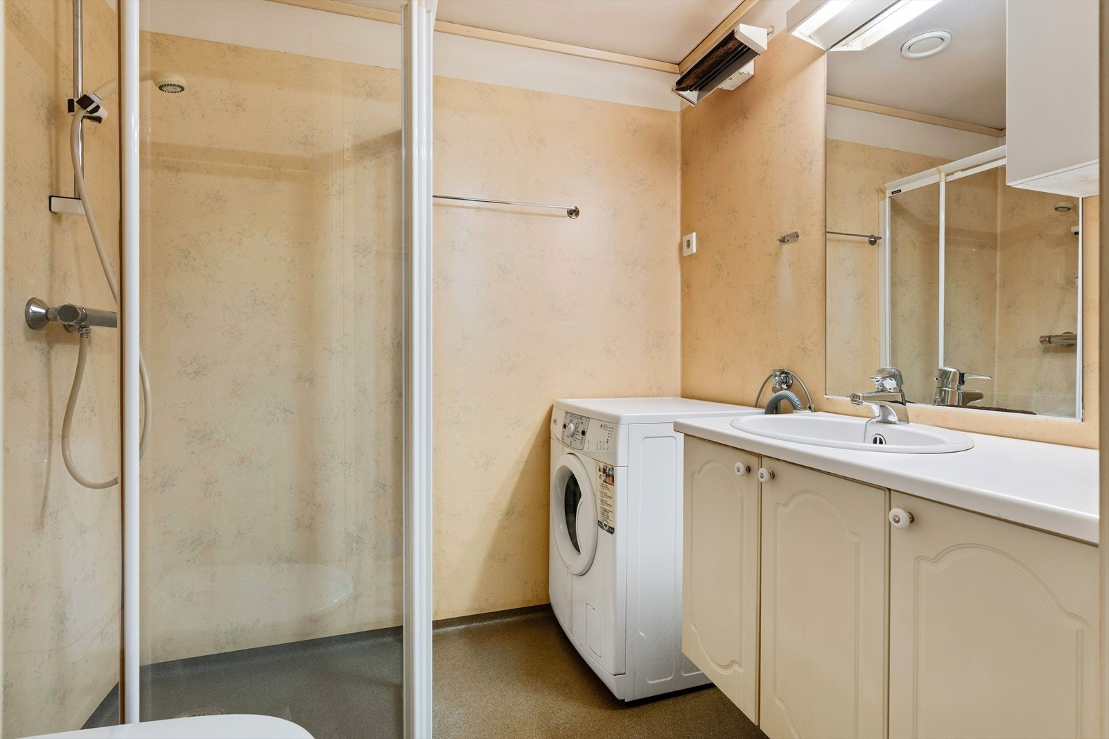 Funksjonellt baderom med gode muligheter for modernisering. Galleribilde