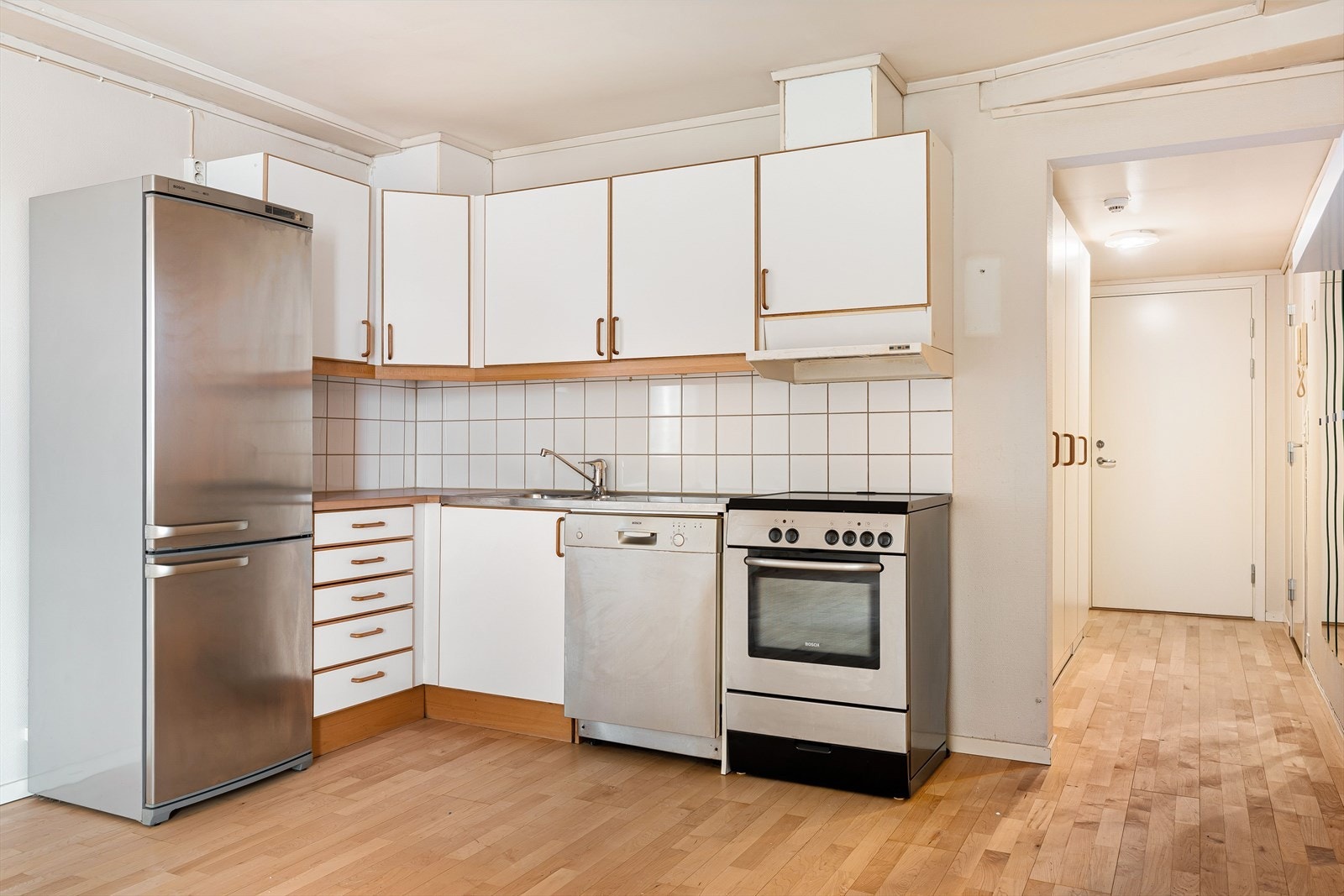 Eldre kjøkken med enkel og funksjonell kjøkkeninnredning. Galleribilde