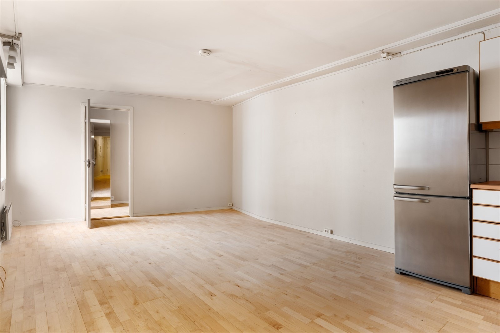 Stuen har god plass til både spise- og sittegruppe. Galleribilde