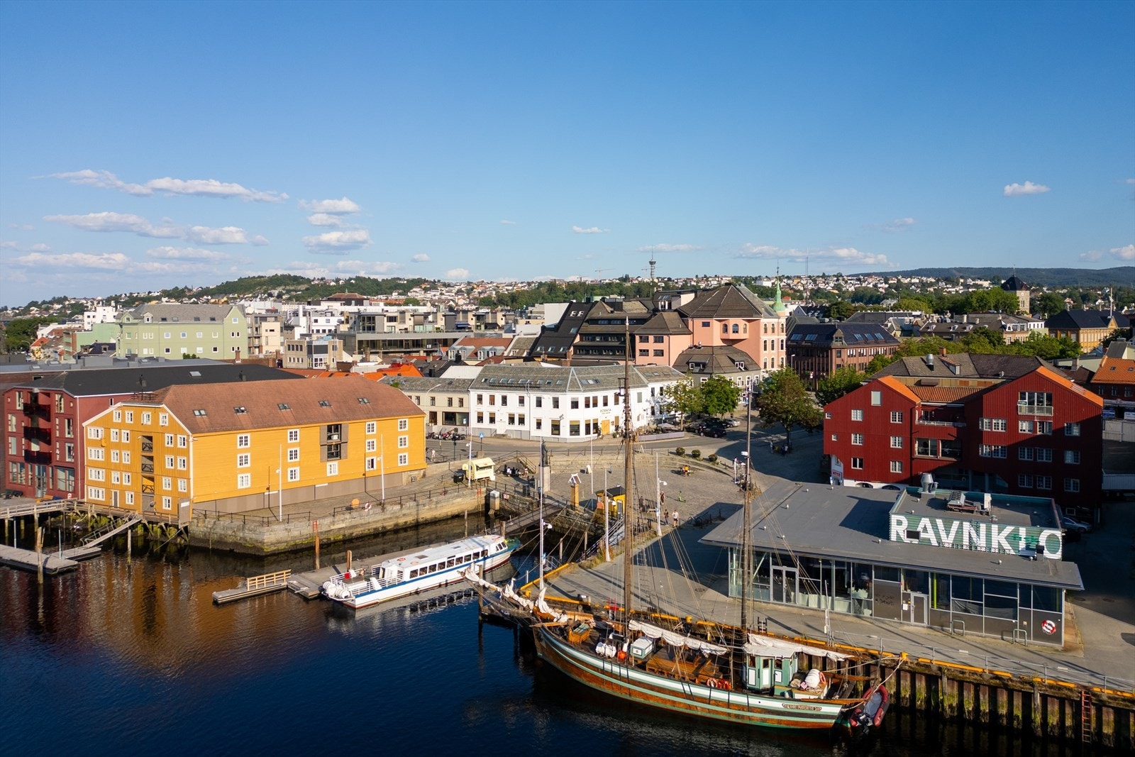 Ravnkloa - Sjarmerende og historisk havneområde med fisketorg, sjømat og flotte omgivelser ved vannkanten, kun en kort spasertur fra boligen. Galleribilde