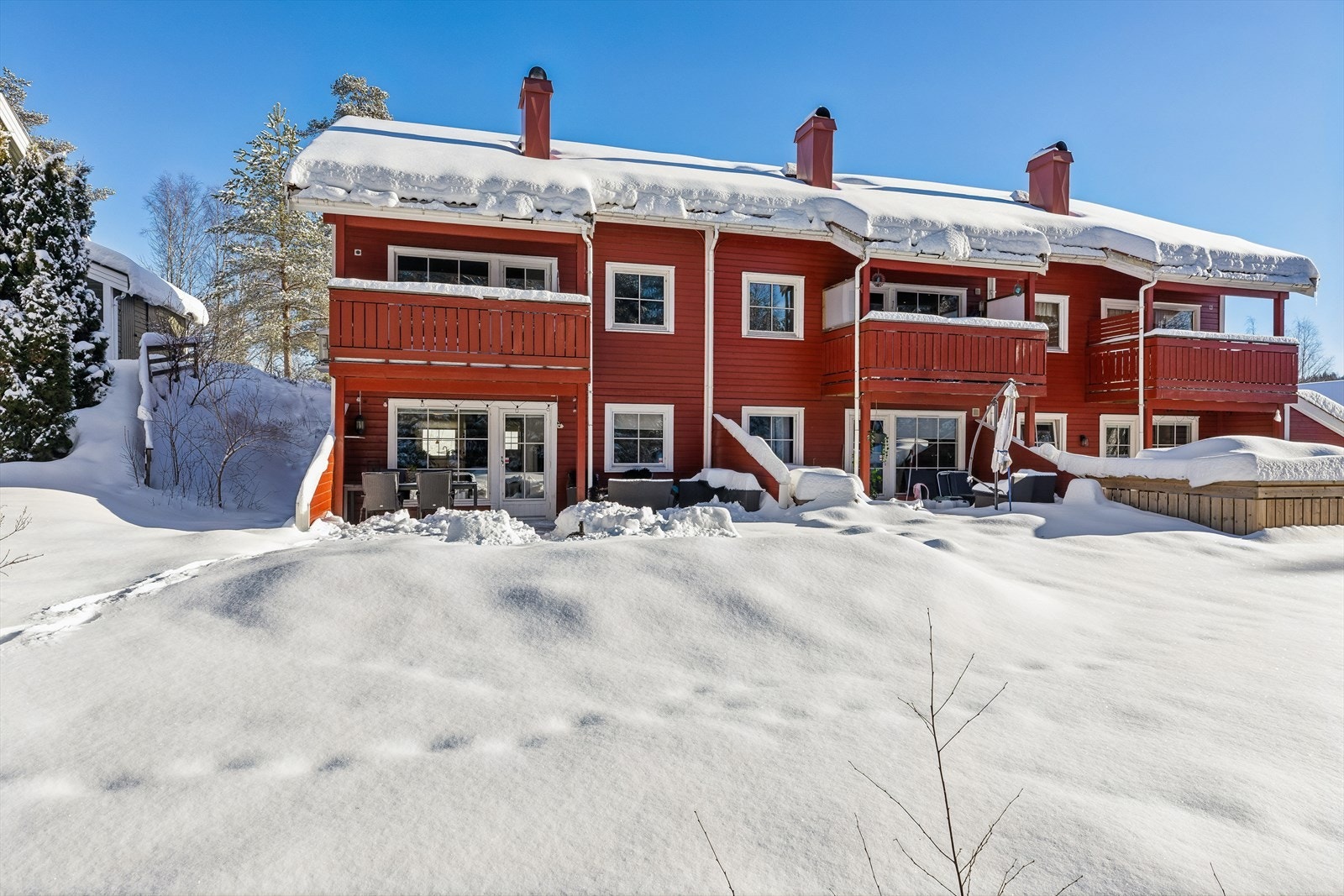 Her bor du i et trygt og familievennlig nabolag med umiddelbar nærhet til Lillomarka med flotte ski- og turløyper, samt badevann og sykkelstier. Barnehage rett ved. Gangavstand til både barneskole og ungdomsskole. Matebuss i området stopper rett ved Galleribilde
