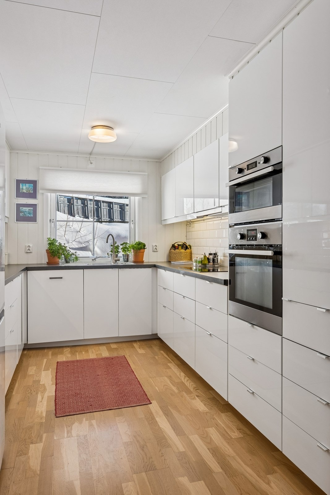 Kjøkkenet har god skap- og benkeplass Galleribilde