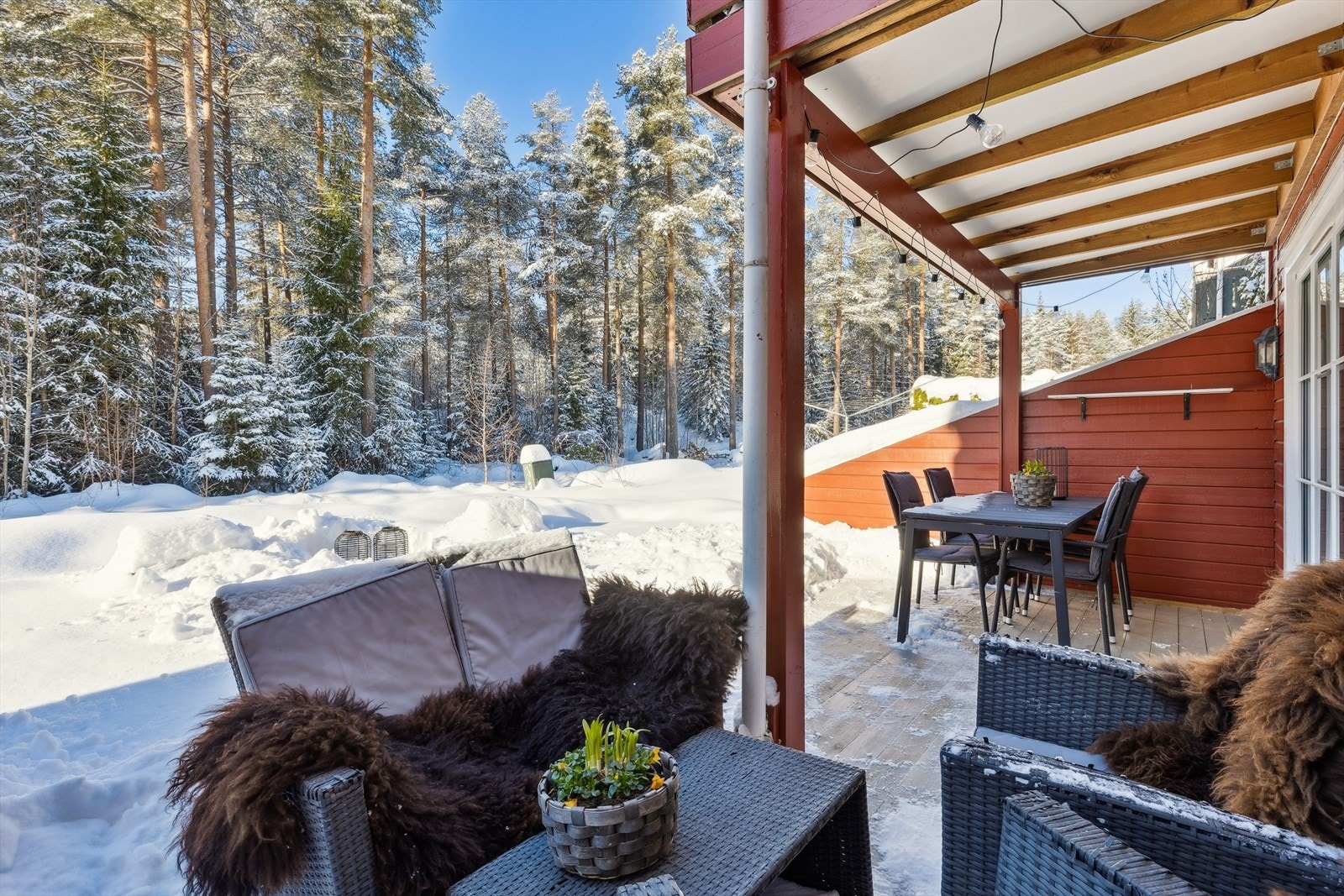 Fra stuen er det utgang til en sydvestvendt og delvis overbygget terrasse på hele 40 m² med fredelig utsyn mot skogen Galleribilde