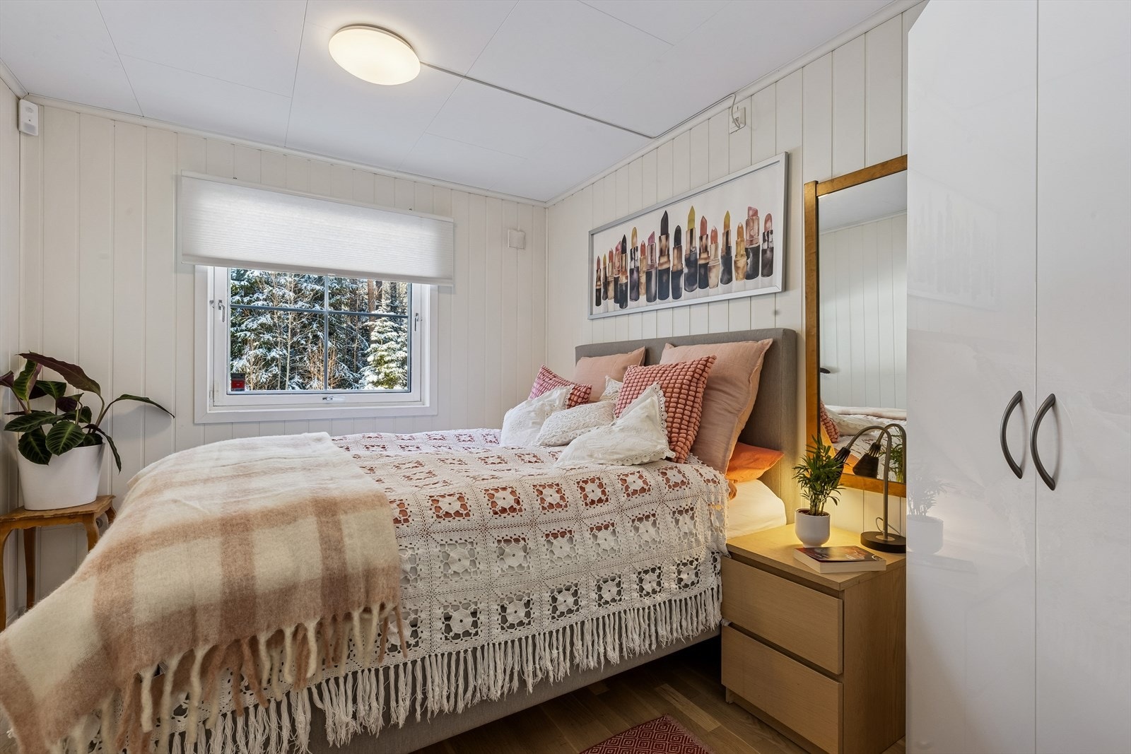 Hovedsoverommet har plass til dobbeltseng og garderobeløsning. Rommet vender mot skogen Galleribilde