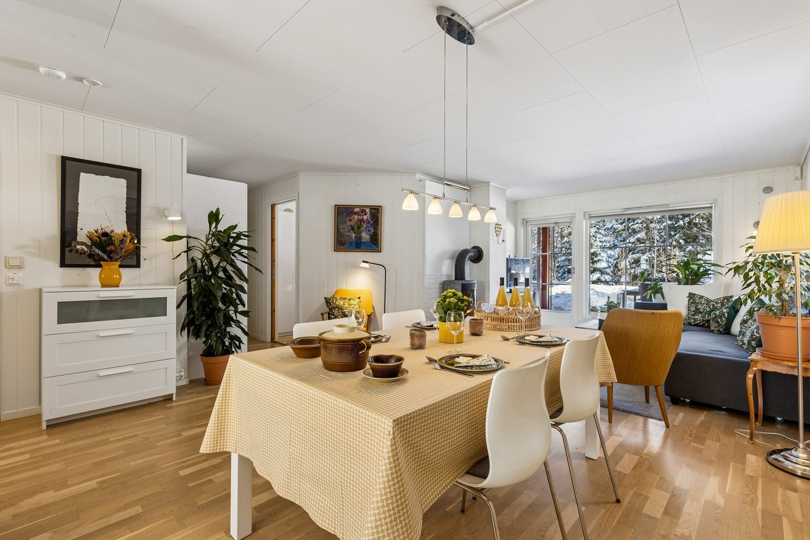 Spisestuen er en naturlig del av det åpne allrommet, med god plass til hyggelige måltider Galleribilde