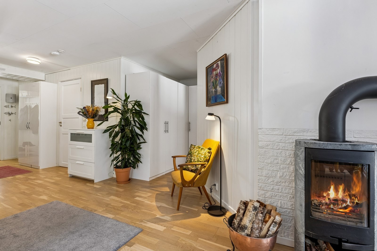 Leiligheten har god skapplass Galleribilde