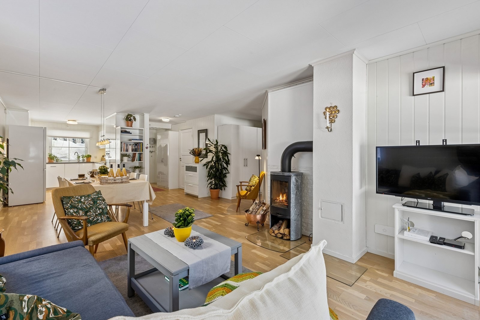 Det er gjennomgående lyse overflater og parkett på gulv Galleribilde