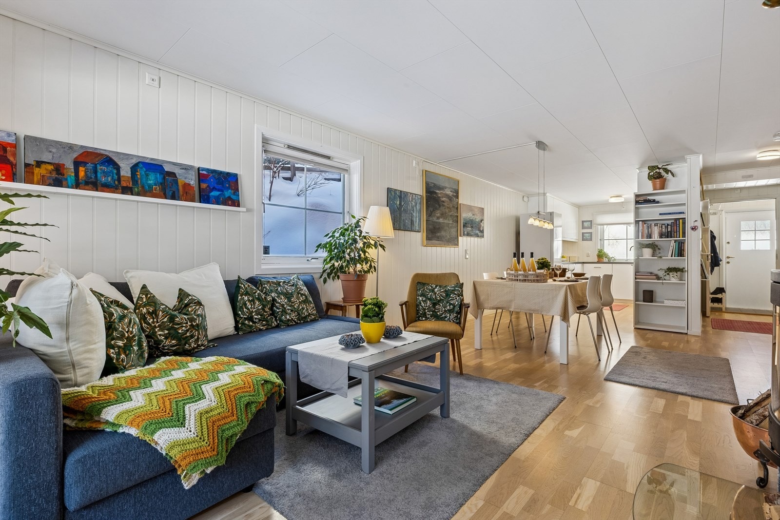 Den åpne løsningen mellom stue og kjøkken skaper en luftig og sosial sone Galleribilde