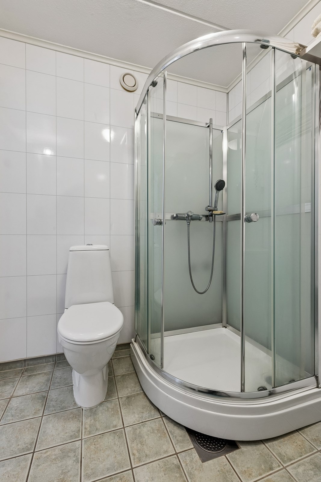 Badet ble oppgradert i 2013 og har flislagt gulv med gulvvarme for ekstra komfort Galleribilde