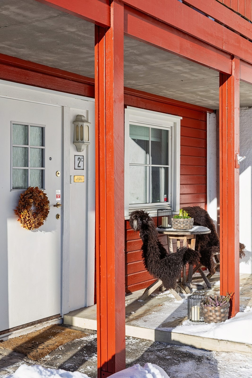 Ved inngangspartiet er det også en hyggelig terrasse, etablert i 2018. Et deilig sted å starte dagen, hvor du kan nyte morgensolen sammen med dagens første kaffekopp Galleribilde