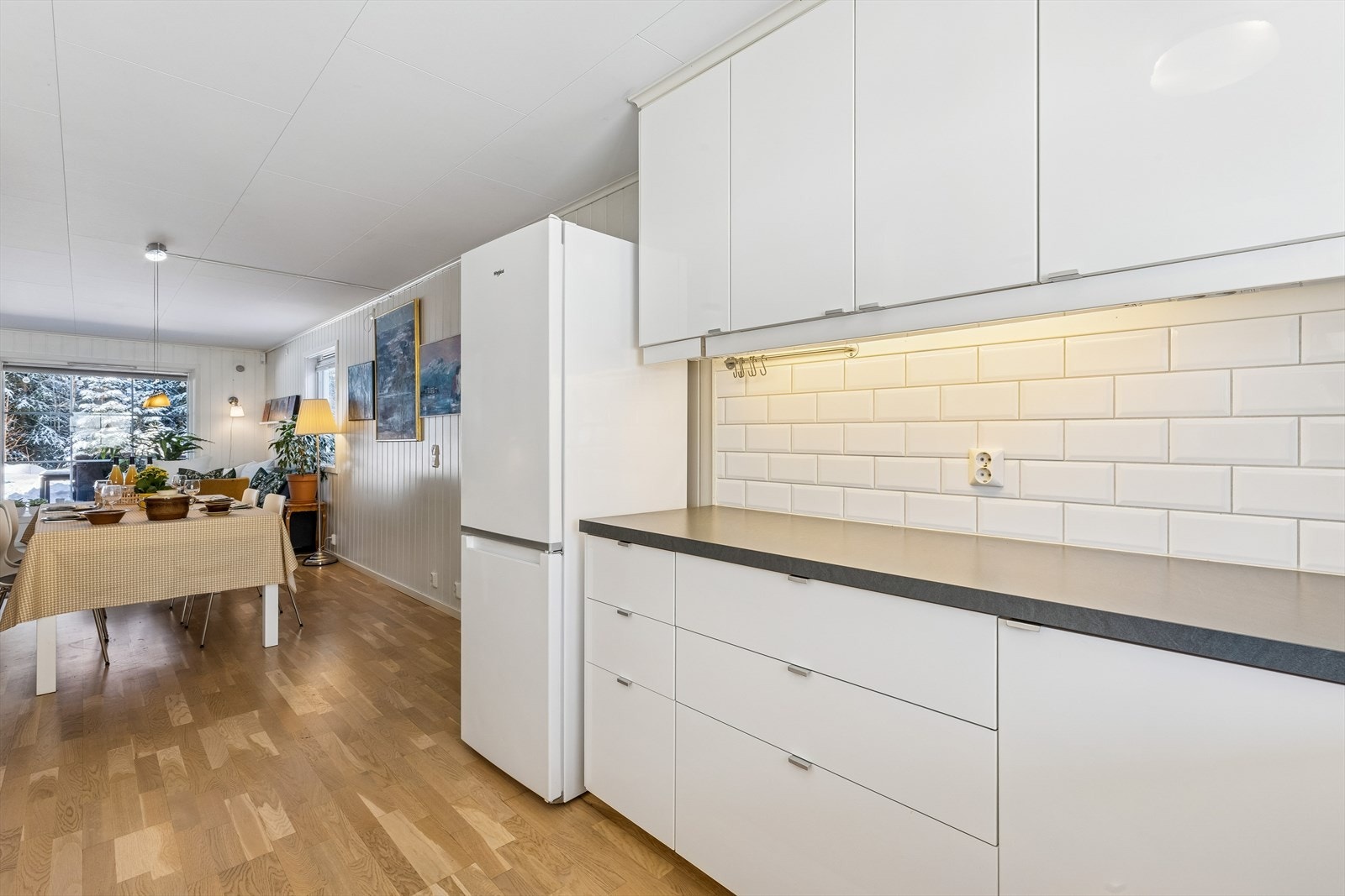 Fliser mellom benk og overskap, samt benkebelysning, sikrer en praktisk arbeidsflate Galleribilde