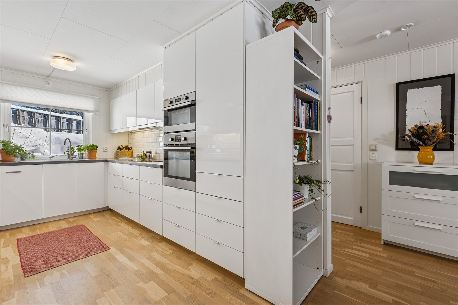 Plass til hylle i enden av kjøkkeninnredningen for ekstra oppbevaring (medfølger ikke) Galleribilde