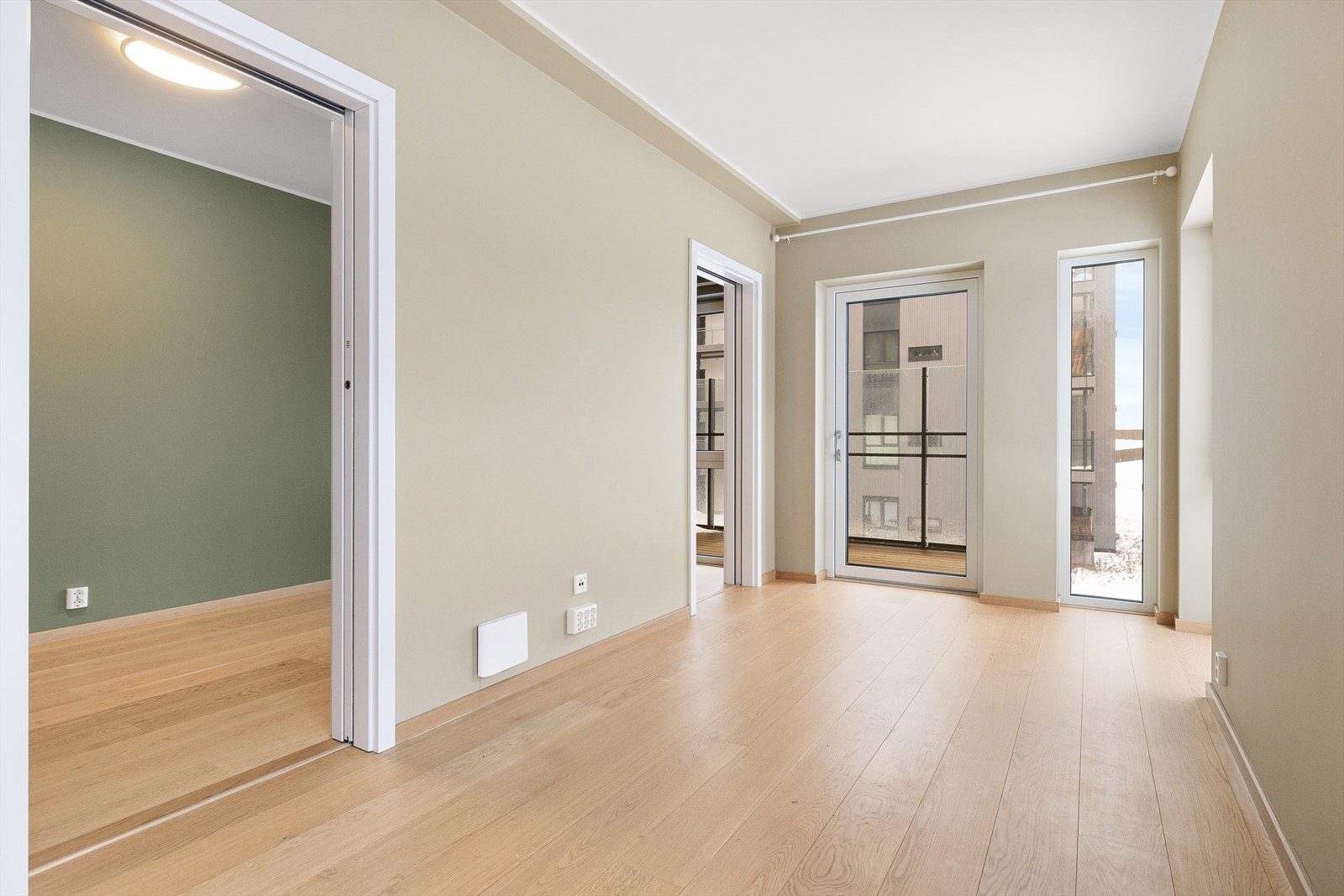 Fra stuen er det utgang til balkong. Galleribilde