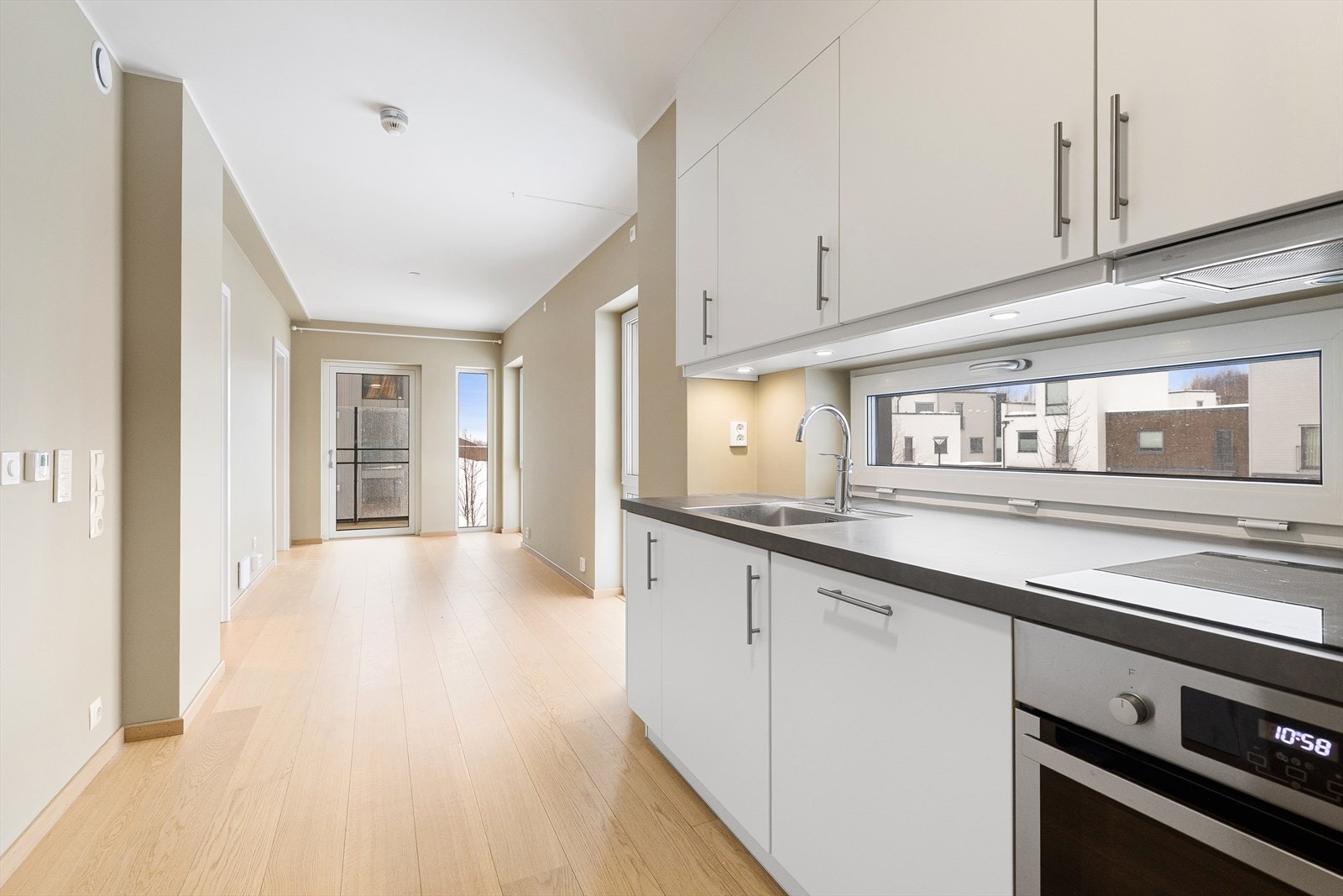 Integrerte hvitevarer og laminatbenkeplate gir en praktisk arbeidsflate på kjøkkenet. Galleribilde