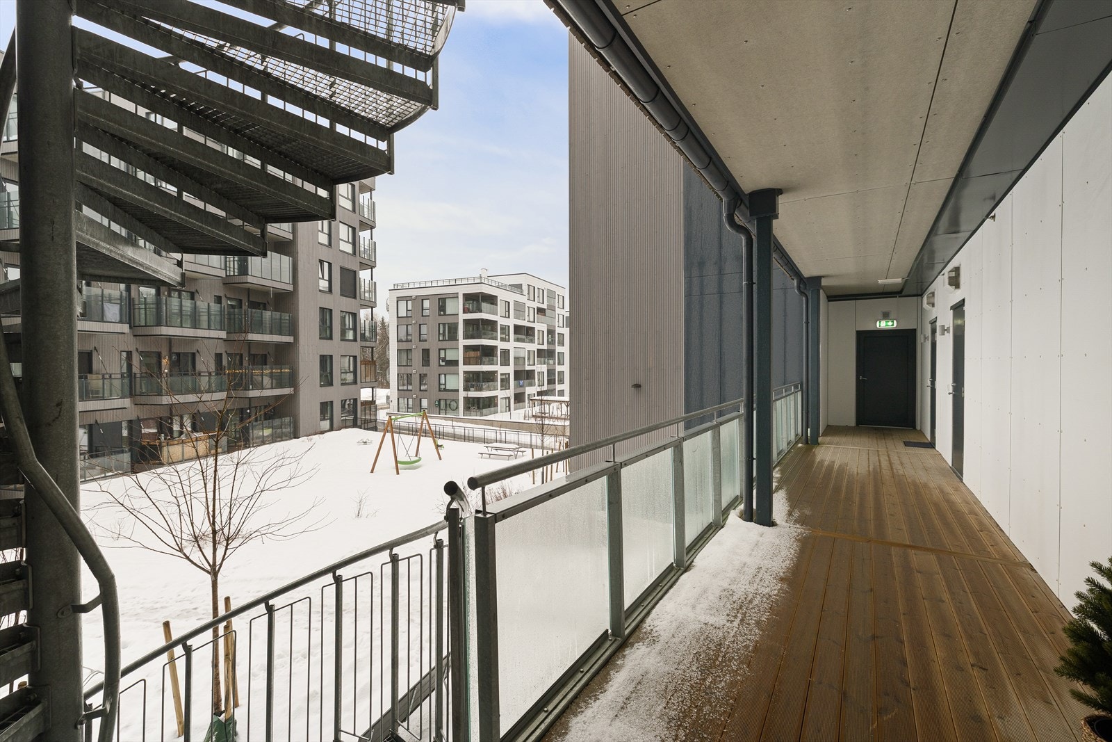 Overbygget svalgang ved inngangsparti. Det er adkomst via heis i bygget. Galleribilde