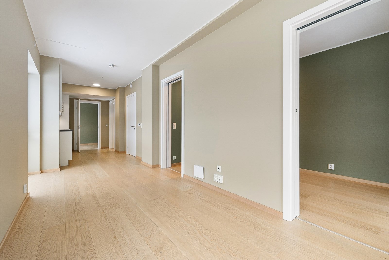 Parkettgulv gir en jevn og slitesterk overflate i hele rommet. Galleribilde