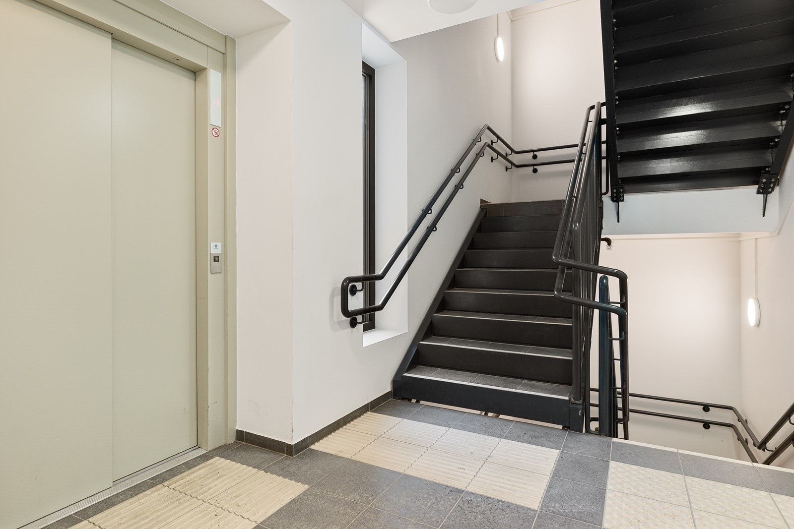 Trappegang og heis. Galleribilde