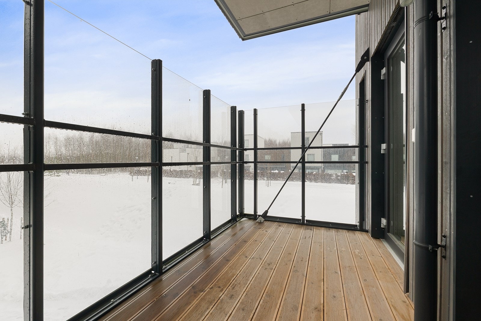 Glassrekkverket gir en åpen utsikt fra balkongen. Galleribilde