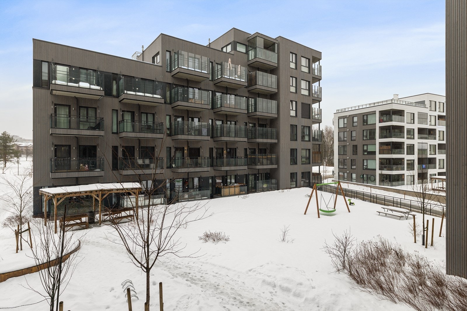 Leiligheten har en fin beliggenhet i byggets 2. etasje. Fellesområdene er pent opparbeidet med beplanting, sittegrupper og lekeareal. Galleribilde