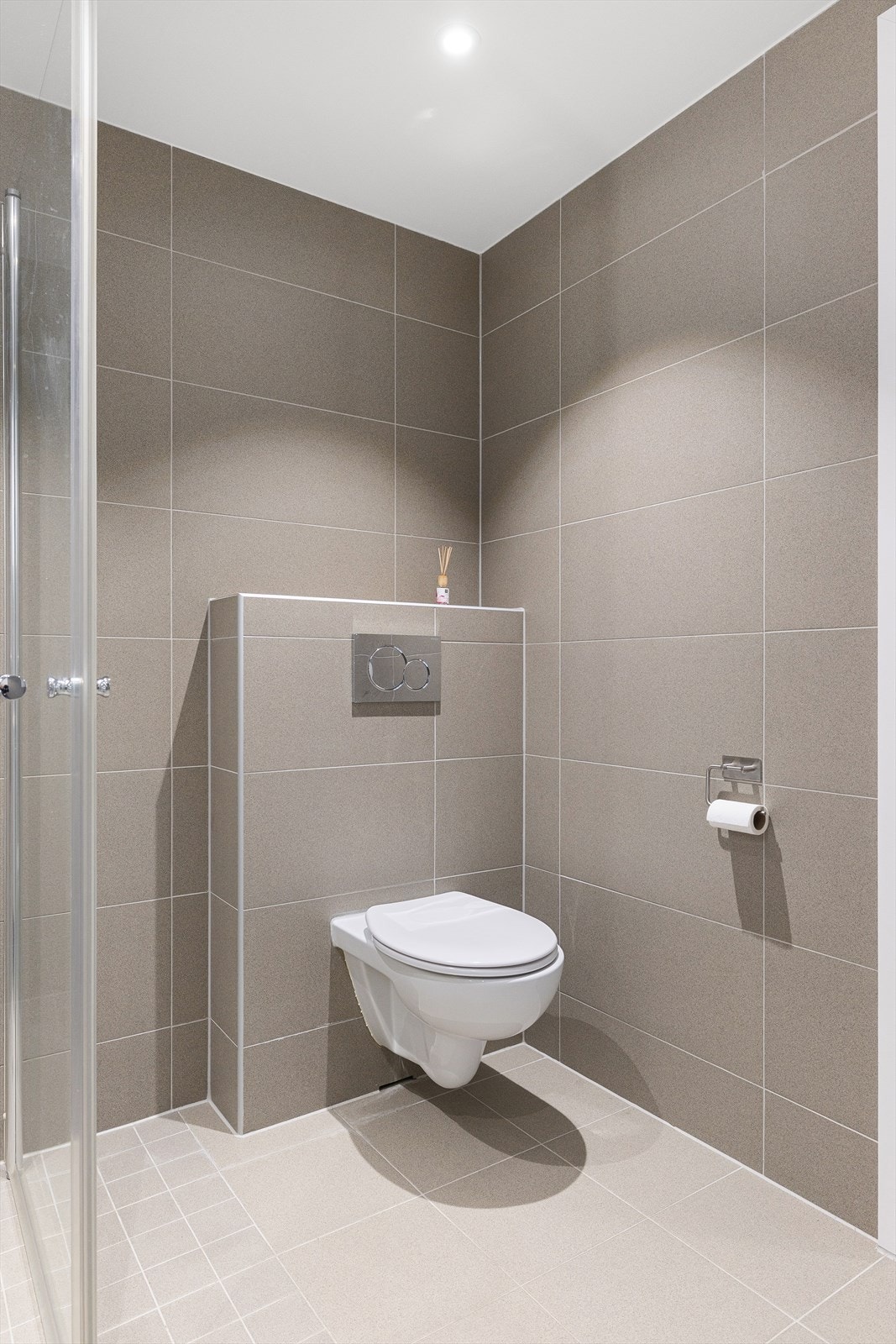 Det er også vegghengt toalett på baderommet. Galleribilde