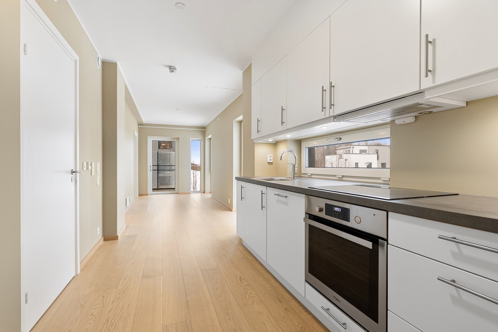 Leiligheten har en praktisk og romeffektiv planløsning med kjøkken og stue i moderne åpen løsning. Galleribilde