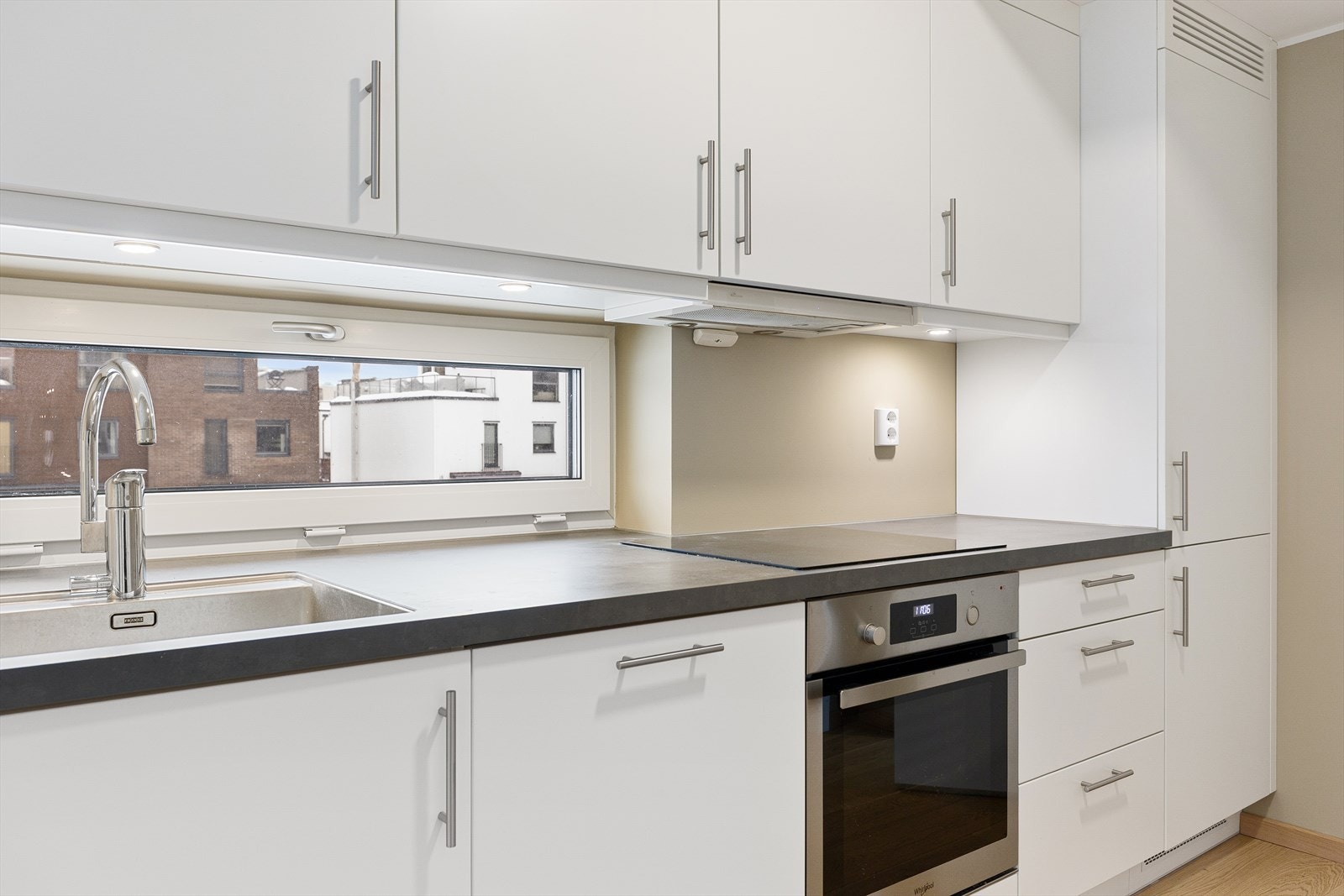 I kjøkkenet er det tilhørende integrerte hvitevarer, herunder stekeovn, platetopp, oppvaskmaskin og kjøl- og fryseskap. Galleribilde