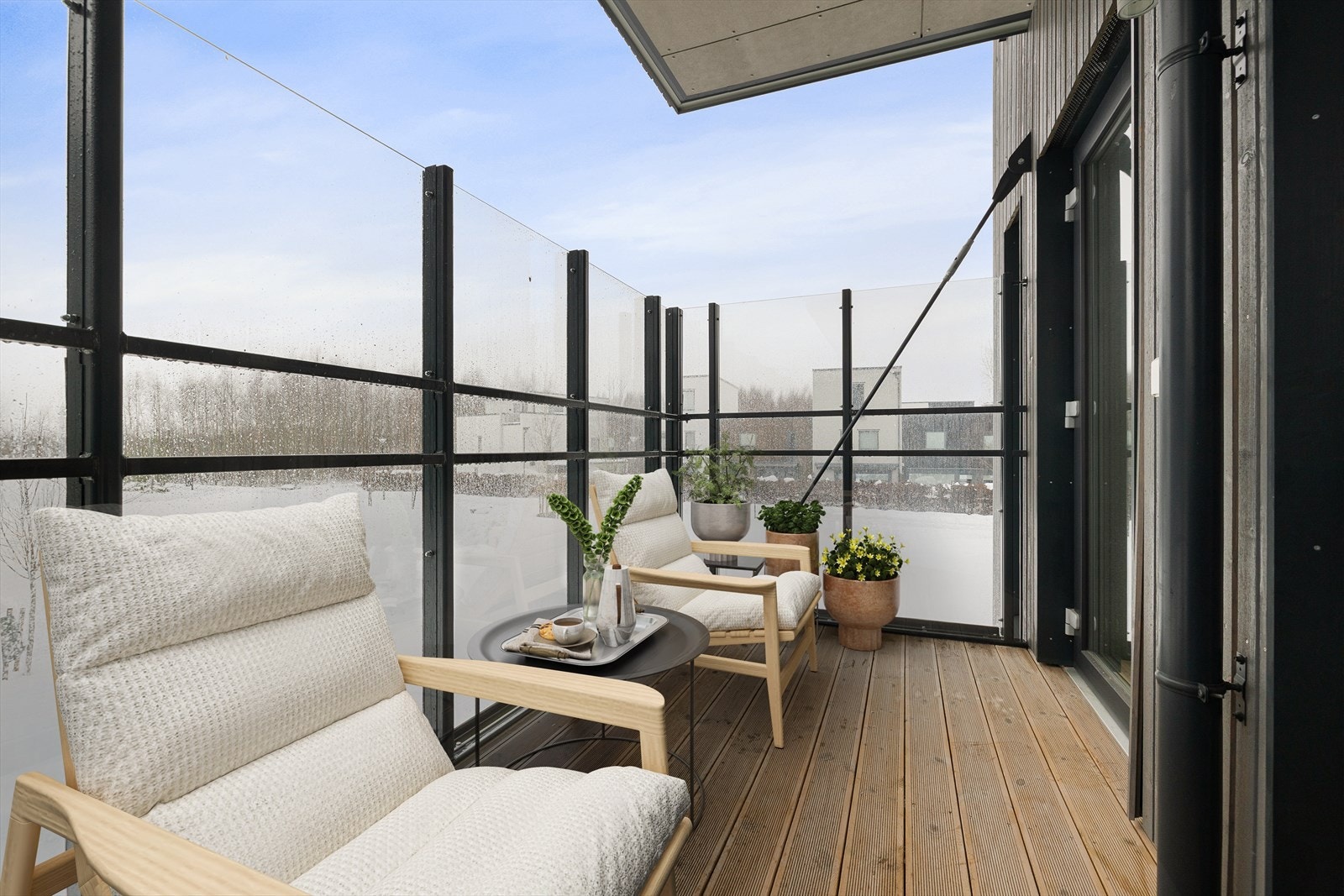 Balkongen er overbrygget, og det er plass til utemøblement. (Bildet er digitalt stylet). Galleribilde