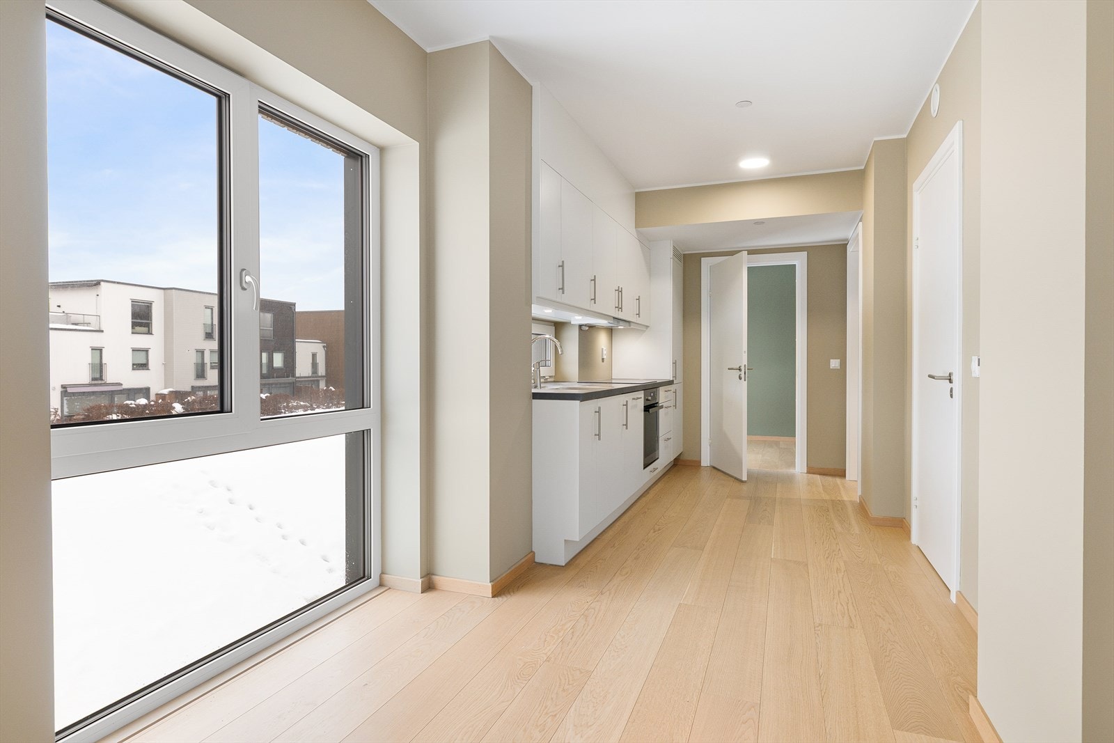 Store vindusflater som slipper inn mye naturlig lys i leiligheten. Galleribilde