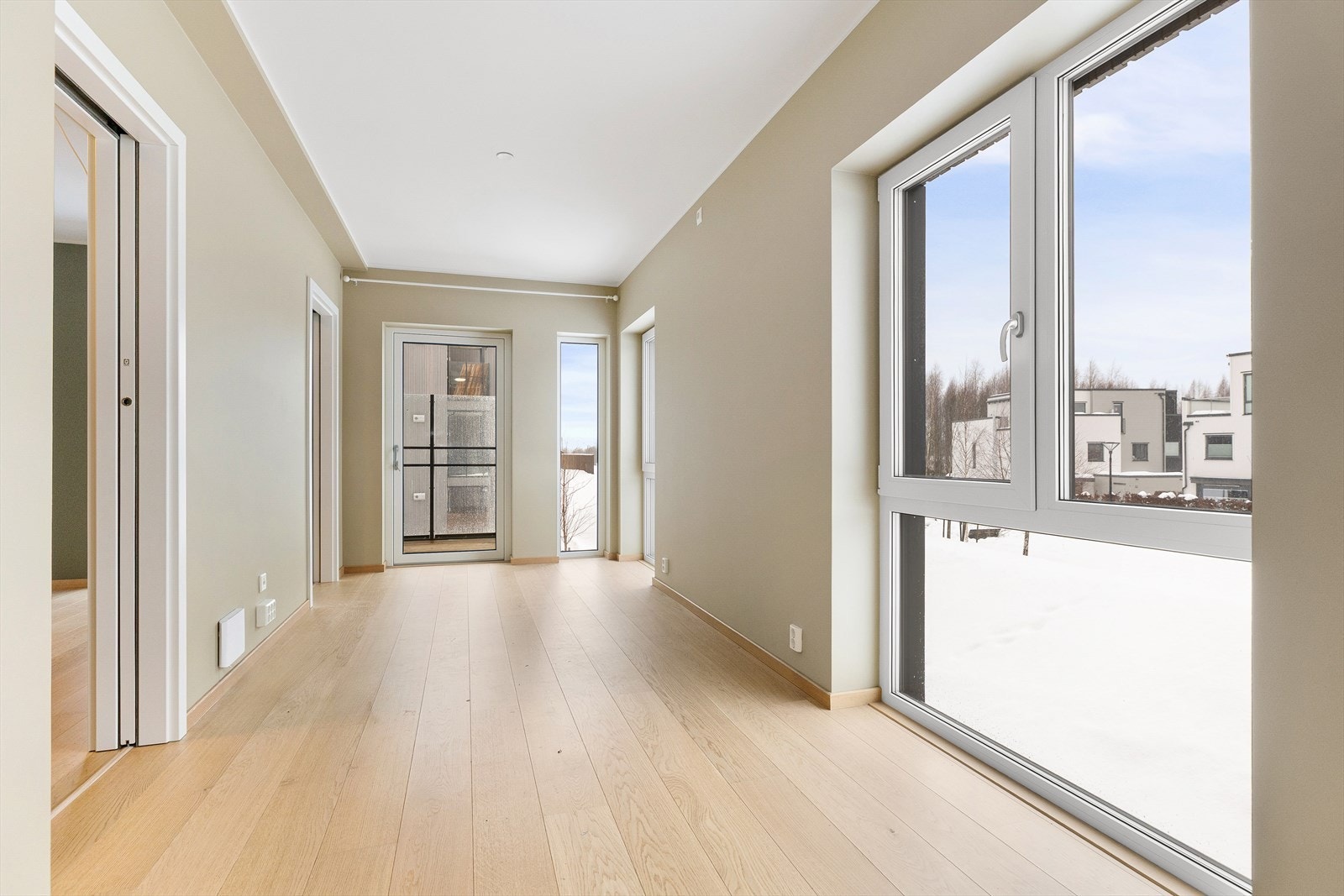 Stue med godt lysinnslipp og utsikt mot uteområdet. Galleribilde