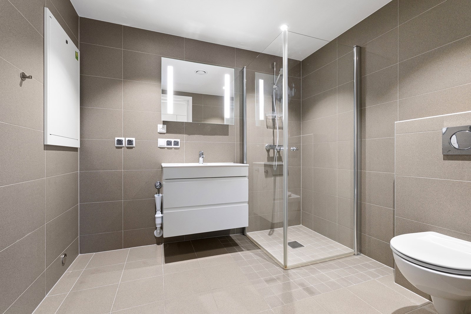 Pent flislagt bad med gulvvarme. Galleribilde