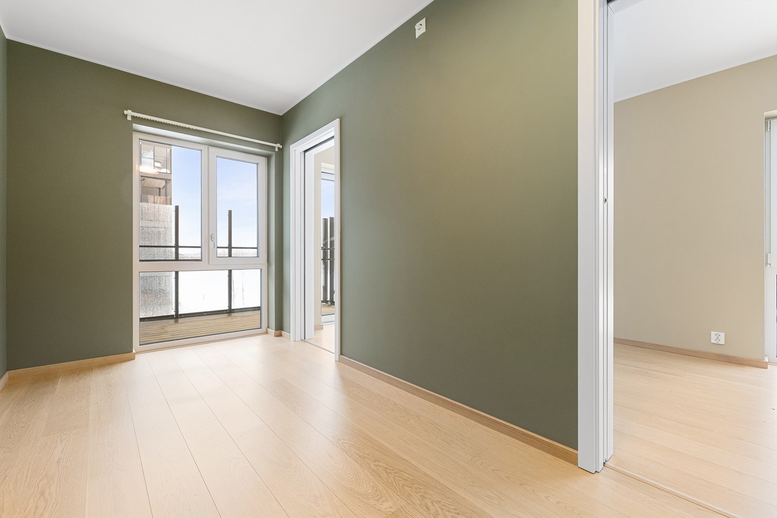 Store vindusflater sikrer godt med naturlig lysinnslipp i rommet. Galleribilde