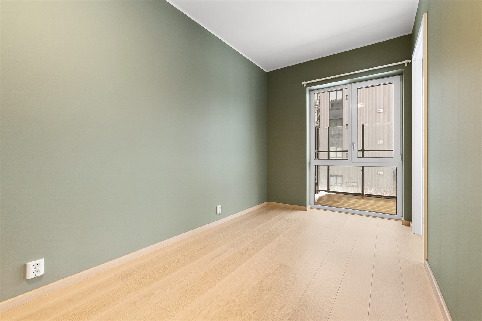 I hovedsoverommet er det plass til dobbeltseng med tilhørende nattbord, samt garderobeskap. Galleribilde