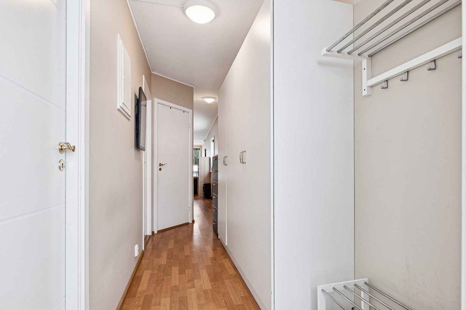 Gangen er utstyrt med garderobeskap som gir gode oppbevaringsmuligheter. Galleribilde