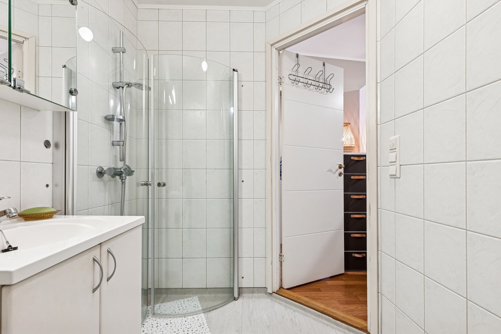 Dusjhjørnet med to innfellbare glassdører, og blandebatteriet ble byttet i 2019. Galleribilde