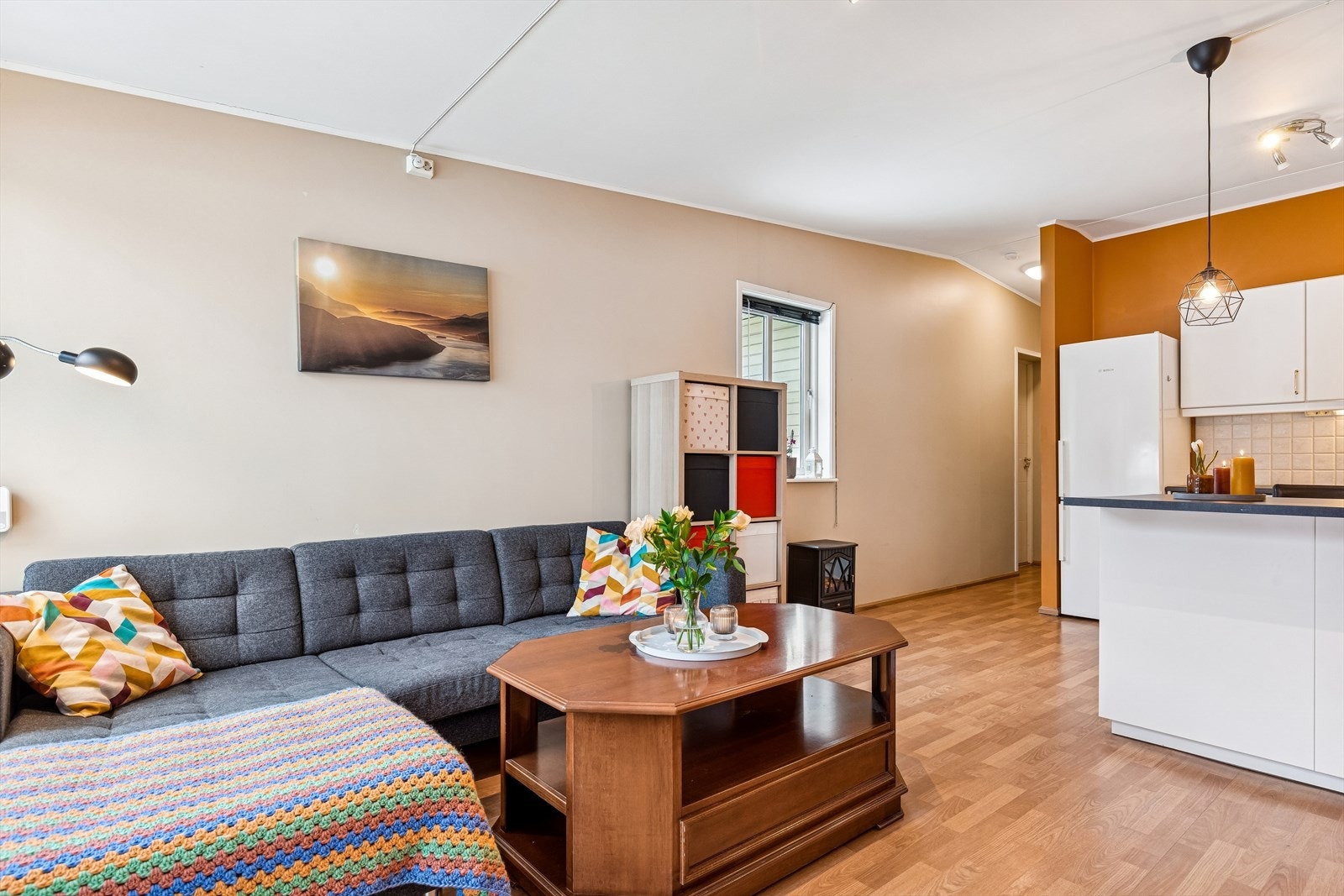 Den åpne løsningen mellom stue og kjøkken gir en god romfølelse. Galleribilde