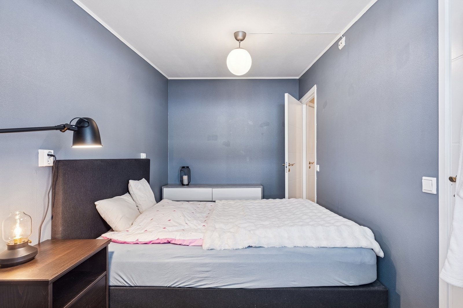 Leiligheten har to soverom. Hovedsoverommet har god plass til dobbeltseng. Galleribilde