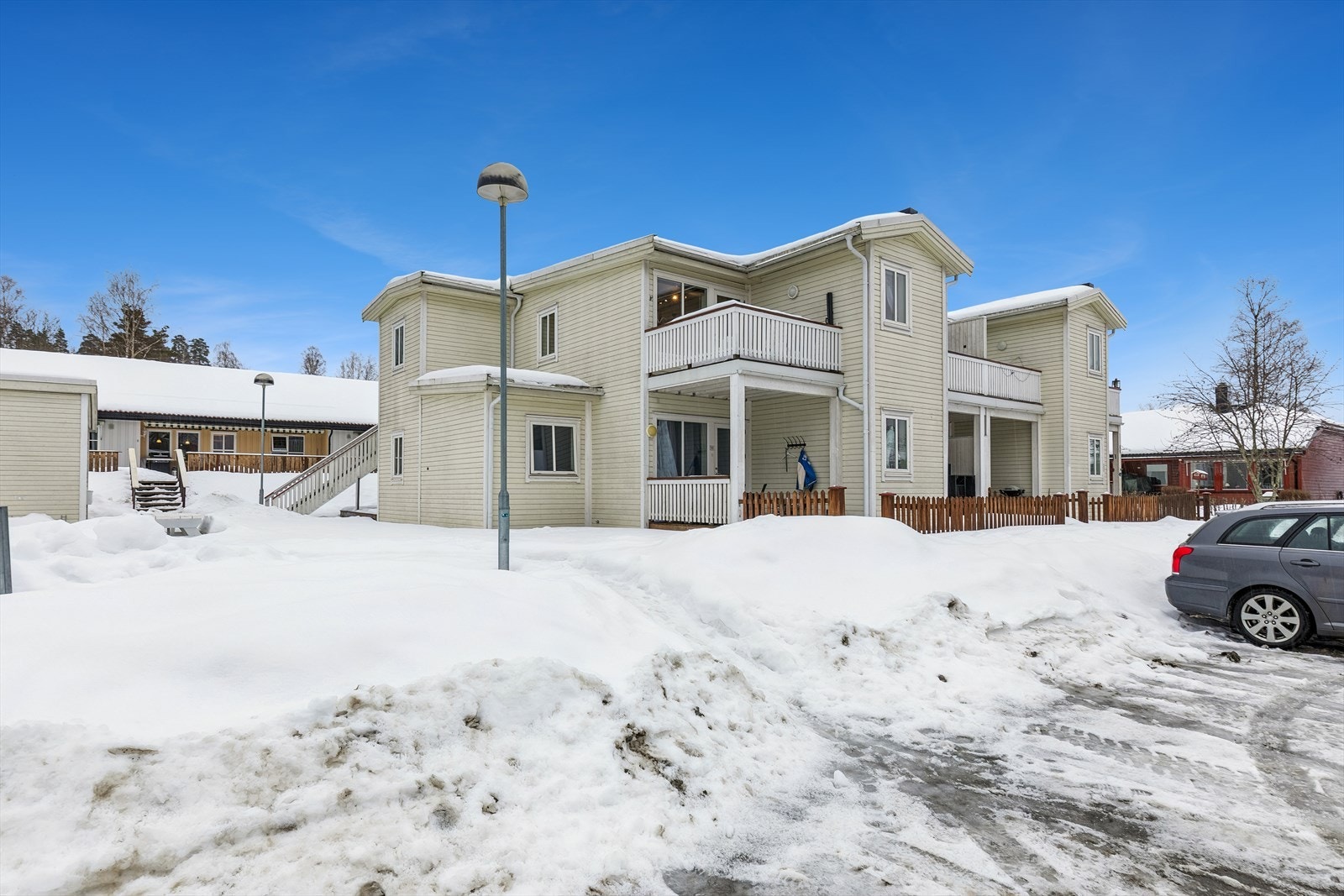 Leiligheten har en fin og tilbaketrukket beliggenhet i A. K. Blix veg, et rolig boligområde på Langeland. Galleribilde