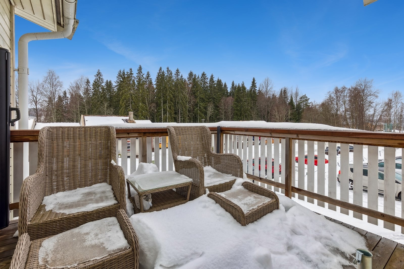 Fra stuen er det utgang til en sydvendt terrasse på 7 m². Galleribilde