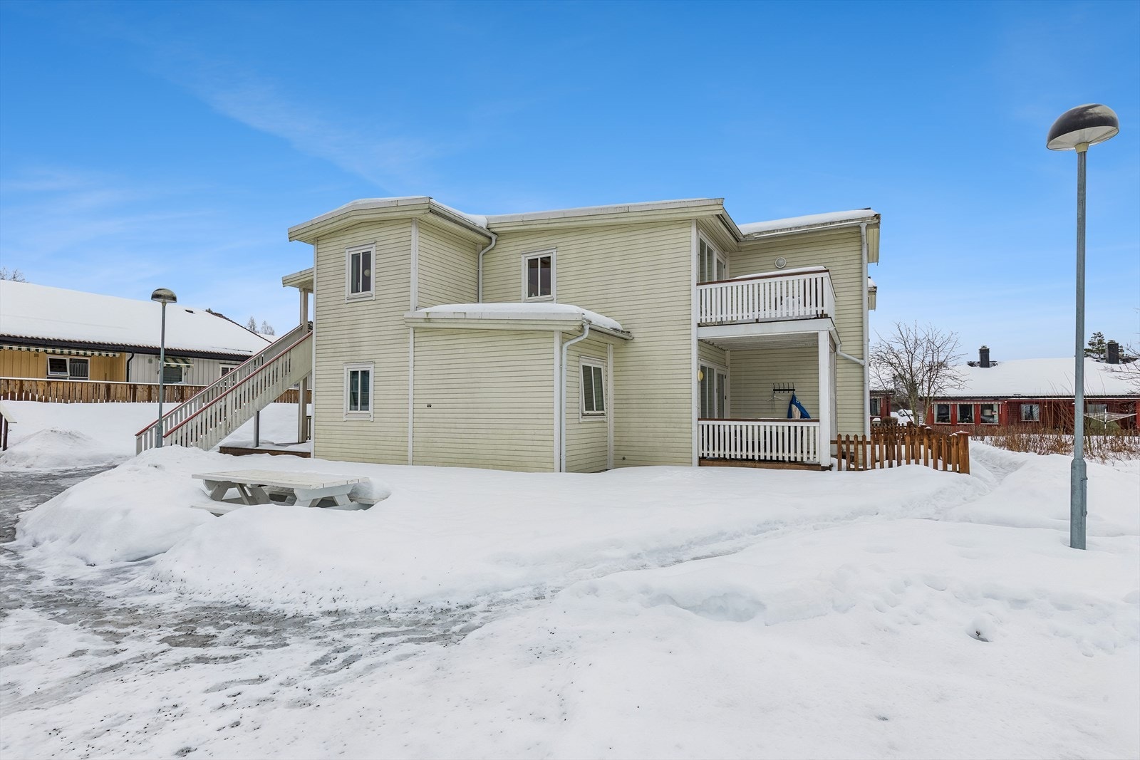 Tomten er opparbeidet med plenarealer og gruslagte gangstier. Galleribilde