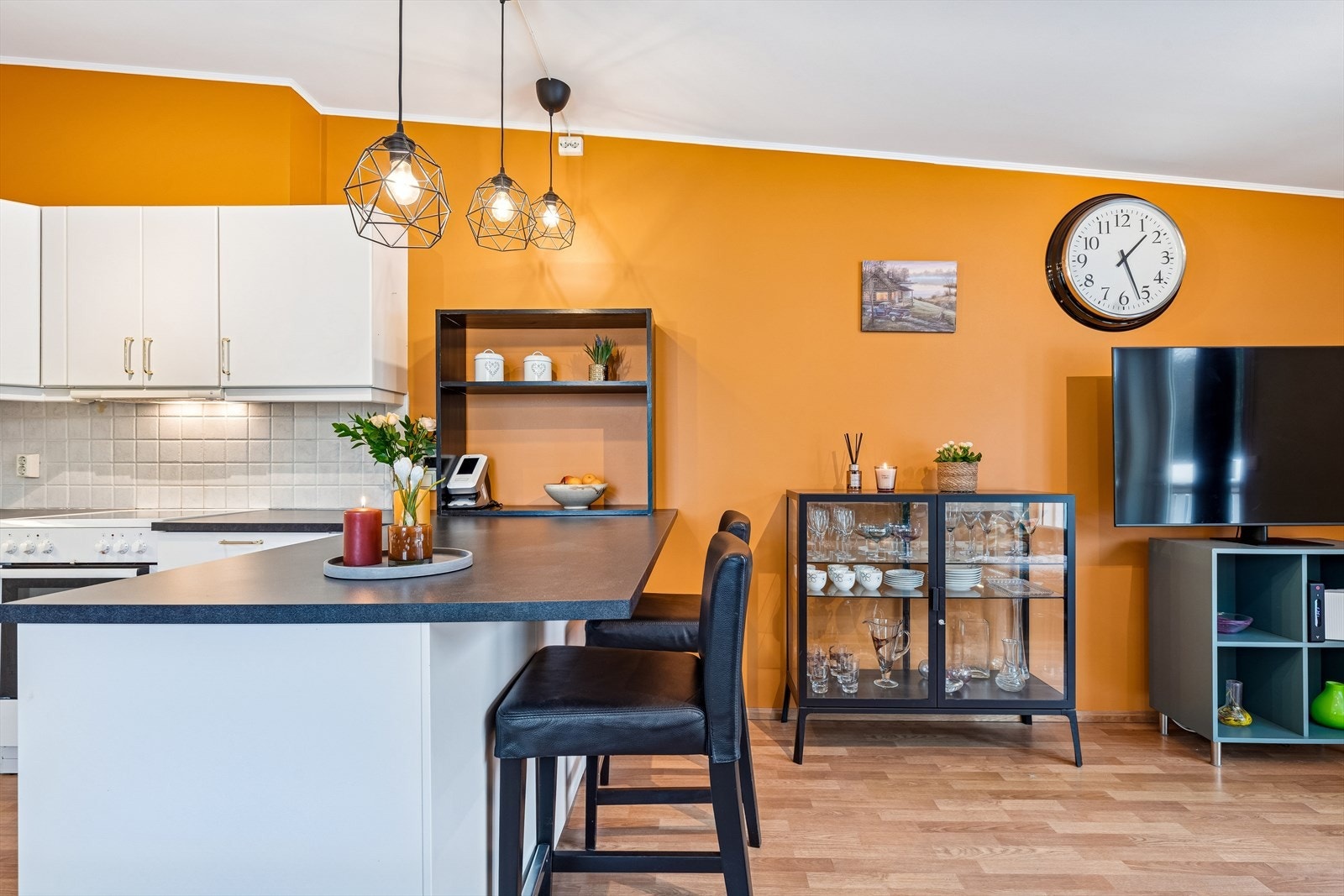 Kjøkkenet ble oppgradert i 2021 og har en praktisk halvøy som skaper en sosial sone. Galleribilde