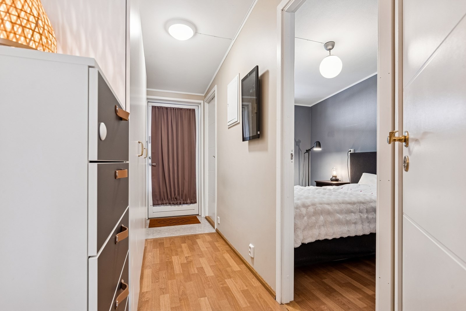 Leiligheten har en arealeffektiv planløsning med entré som gir tilgang til boligens øvrige rom. Galleribilde