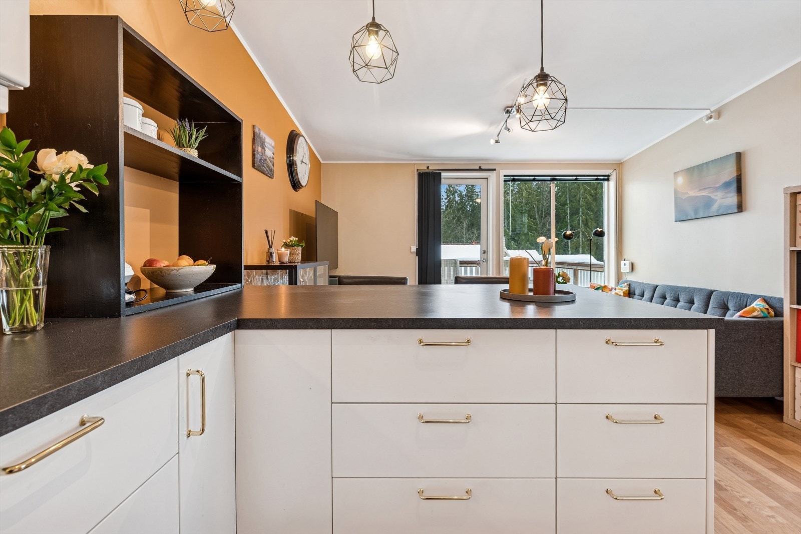 Fra kjøkkenet har du god oversikt over stuen og ut mot terrassen. Galleribilde