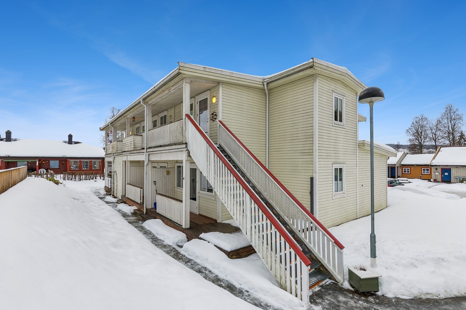 Leiligheten ligger i bygningens andre etasje med adkomst via en takoverbygget svalgang. Galleribilde