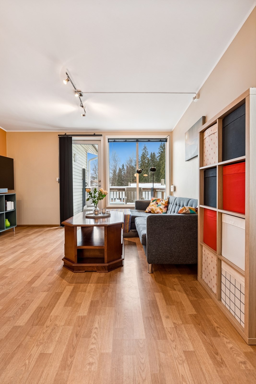 Lys stue med laminatgulv. Galleribilde