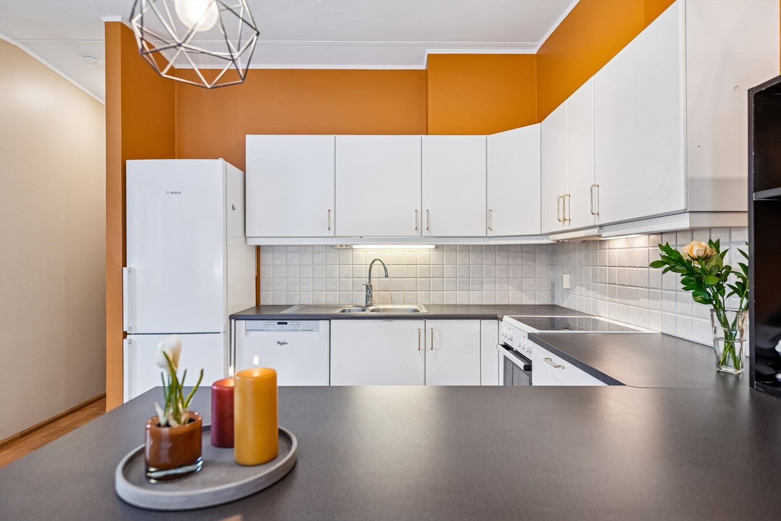 Det er fliser mellom benk og overskap, som forenkler renholdet. Galleribilde