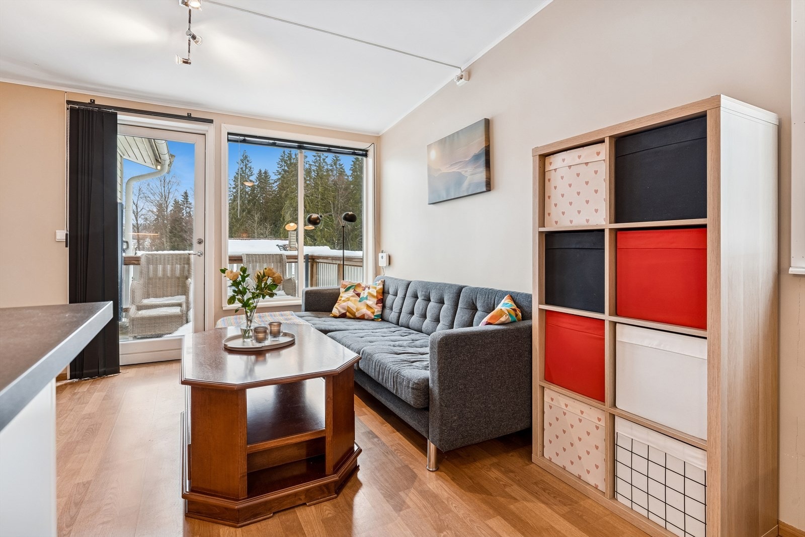 Store vindusflater med 2-lags isolerglass slipper inn rikelig med dagslys. Galleribilde